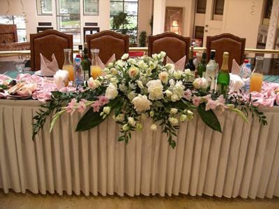 Оформление зала на свадьбу цветами